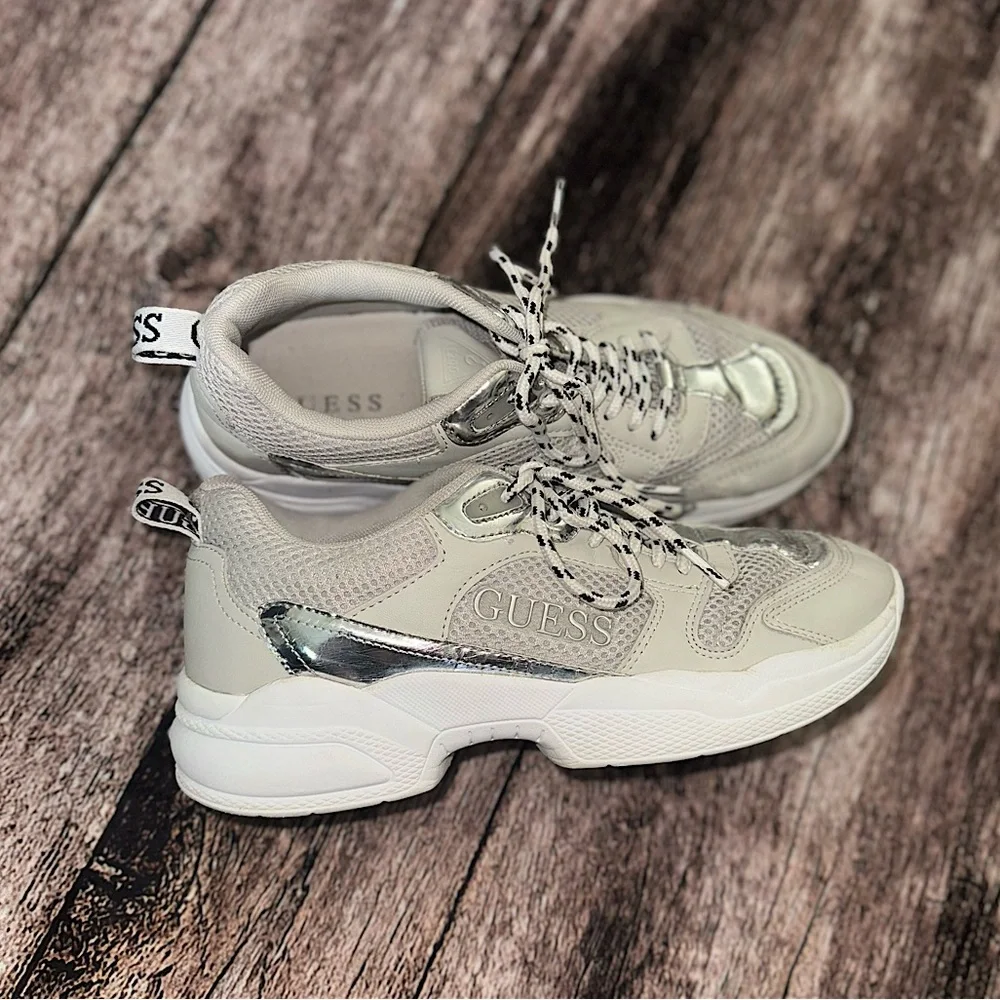 Guess walking shoes 👟